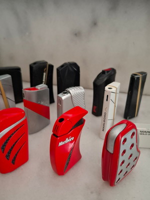 Συλλεκτικοί αναπτήρες Marlboro σαν καινούργιοι, σχέδιο Formula 1 και Ferrari