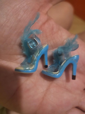 ZURU Minifashion Shoes like new with darts and surprise