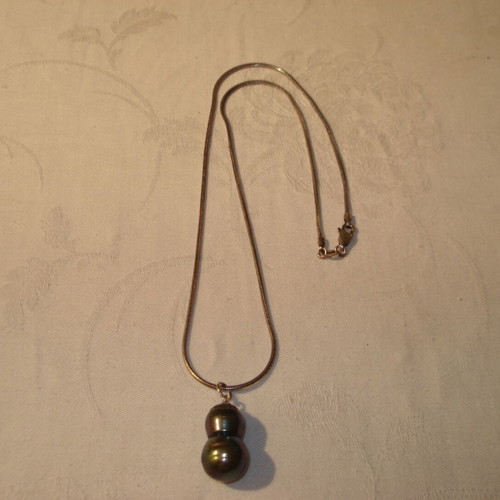 Necklace with black pearl and 925 silver chain like new