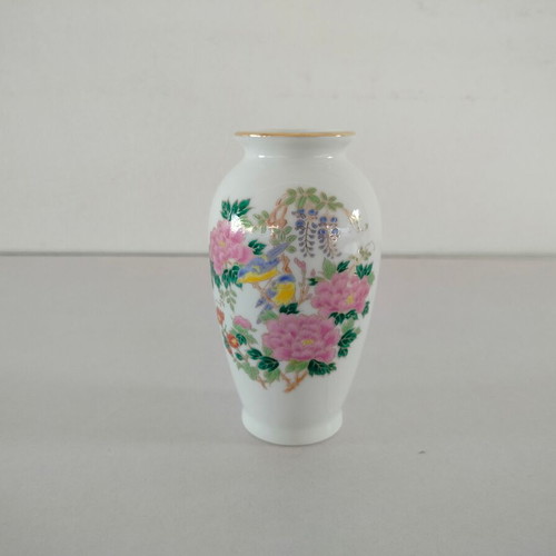 Small porcelain vase used with flower pattern, Japan