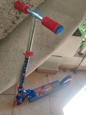 Children's scooter with 2 wheels like new