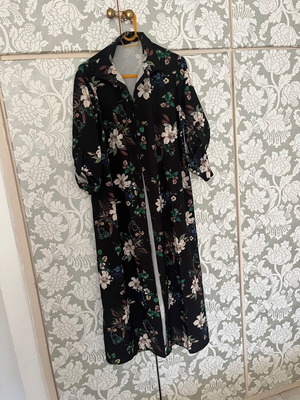 Floral dress like new with black belt