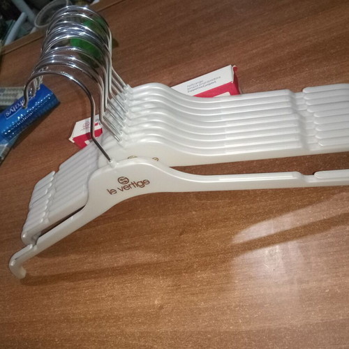 Store clothing hangers like new, pack of 14, white pearl