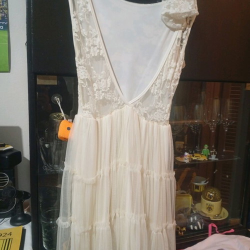 White champagne dress with lace gloves like new, open back