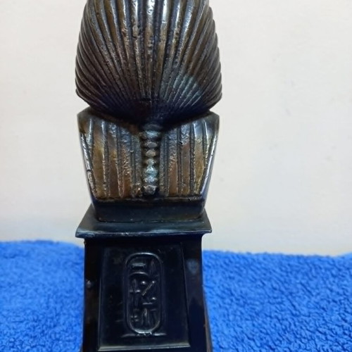 Heavy bronze statue of Tutankhamun used