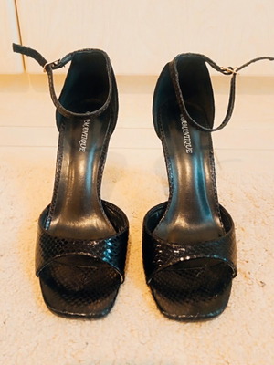 Πέδιλα μαύρα snake heels με κλειστή φτέρνα και λουράκι, σαν καινούργια, μέγεθος 38