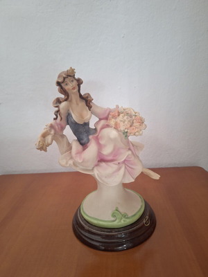 Capo di Monde decorative figurine 22cm height like new with base