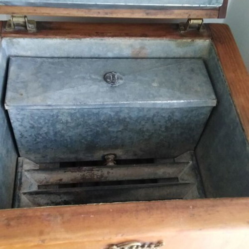 Old Xion icebox in relatively good condition