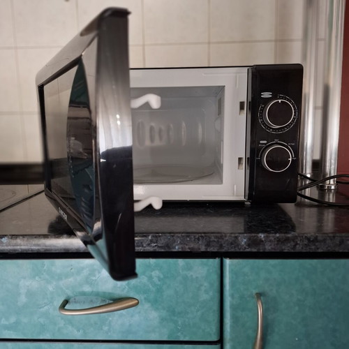 Singer Microwave Oven like new with 30-minute timer for heating and defrosting