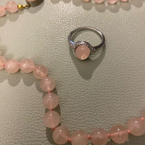 Faux bijoux set with necklace and ring like new, pink