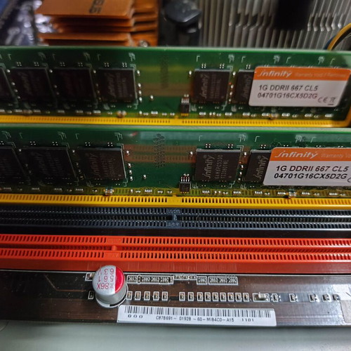 Asus P5QC motherboard socket 775 DDR2 & DDR3 like new