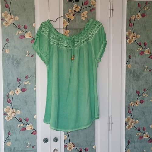 Green blouse one size, like new, elastic neckline