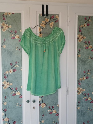 Green blouse one size, like new, elastic neckline