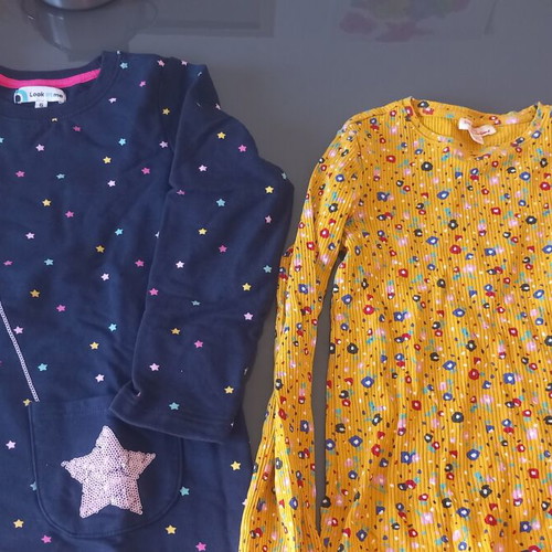 Sweatshirt dress and fitted t-shirt pack like new, ages 6 and 8