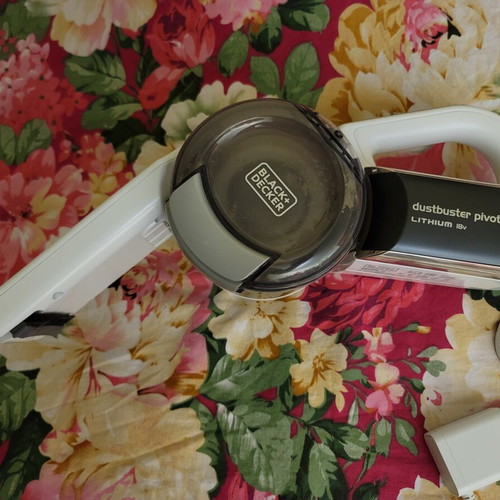 Black+Decker Dustbuster Pivot 18V rechargeable vacuum