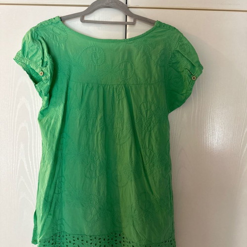 Green short-sleeve t-shirt size M
