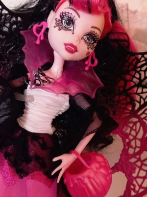 Monster High Draculaura Ghouls Rule doll like new with wings and accessories