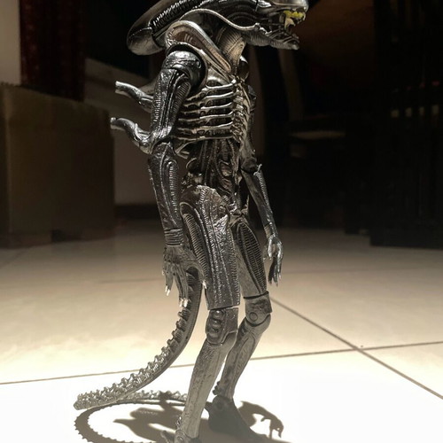 Alien action figure used, 24 cm, damaged right arm