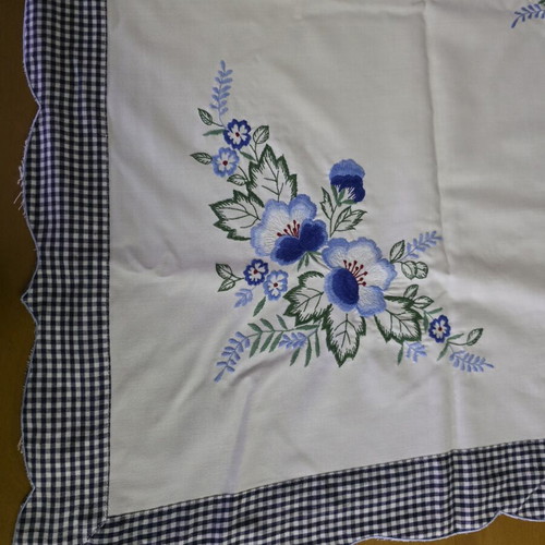 Tablecloth with checked details and embroidery new