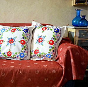 Σετ από δύο πολύχρωμα καλύμματα μαξιλαριών με φερμουάρ, κεντημένα με λαογραφικά σχέδια