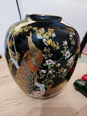 Porcelaine vintage vase made in Japan in like new condition