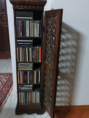 Έπιπλο CD με συλλογή 150 CD σαν καινούργιο