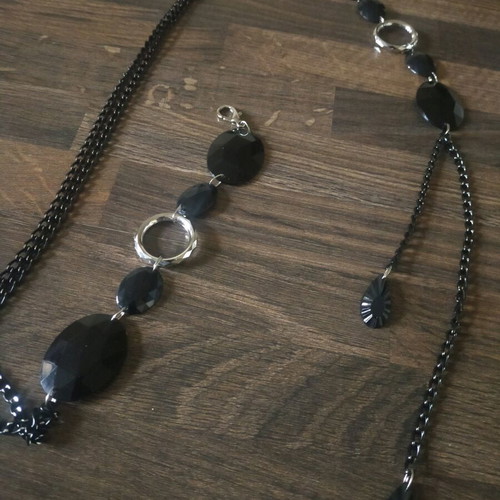 Necklace like new, black and tall