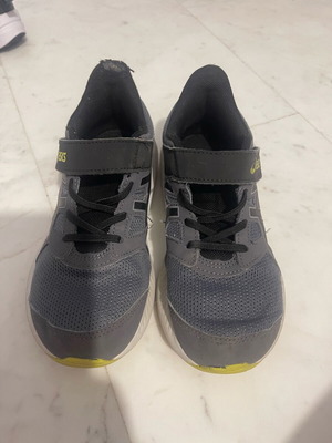 Παιδικά αθλητικά παπούτσια Asics μεταχειρισμένα, νούμερο 33, γκρι