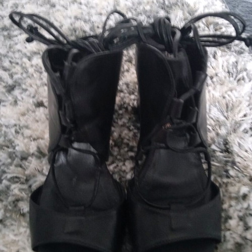 Leather sandals with laces Salvador Ribes like new, size 36, black