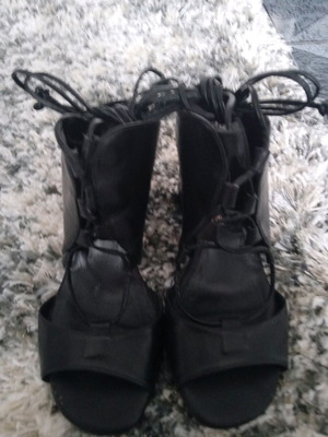 Leather sandals with laces Salvador Ribes like new, size 36, black