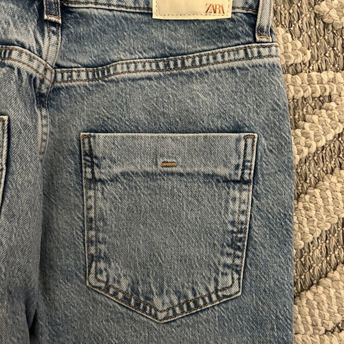 Zara women's jeans new, light blue with rips and frayed hems, size 34