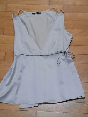 Toi&Moi wrap sleeveless top size Small like new, gray
