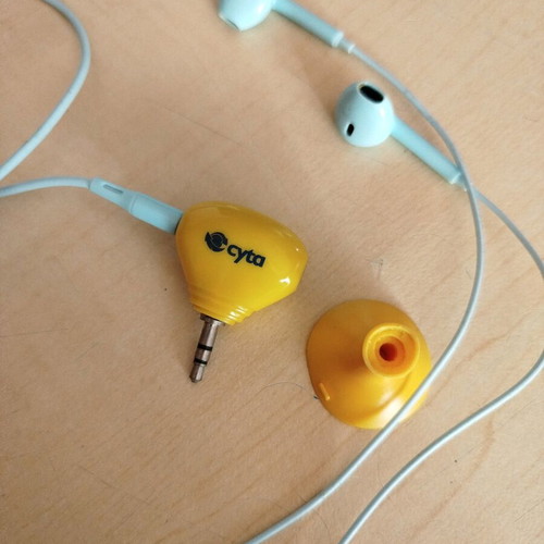 Smart headphone splitter used with suction cup for two users