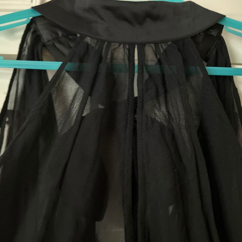 Twentyone L, women's black blouse, made of satin and muslin. The bow at the back.