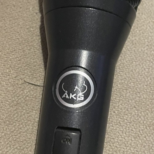 AKG D5 dynamic microphone with accessories