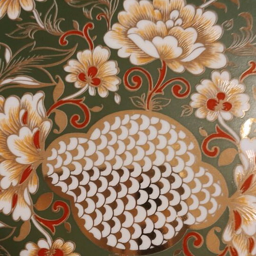 Decorative plate with 24K gold like new with small scratch