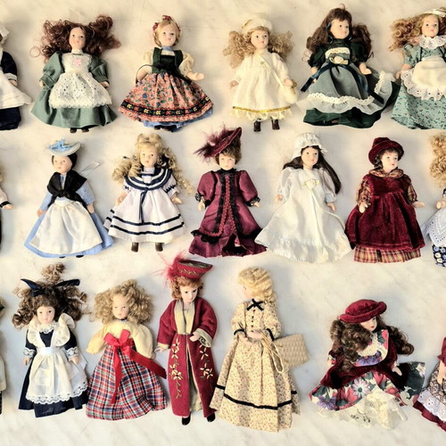 Porcelain doll collection like new, pack of 20 vintage dolls