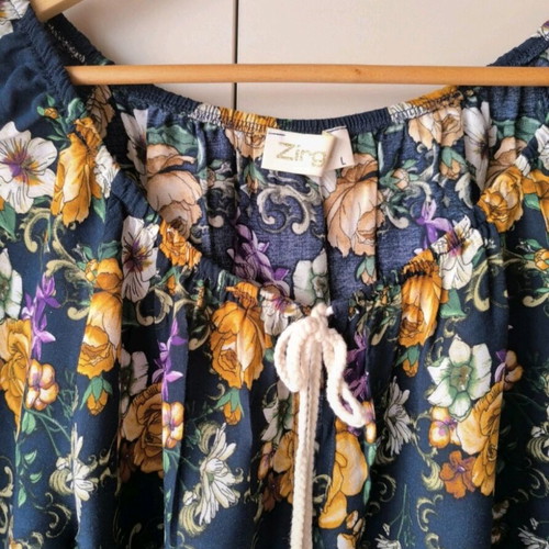 Women's floral blouse like new, size L, multicolored