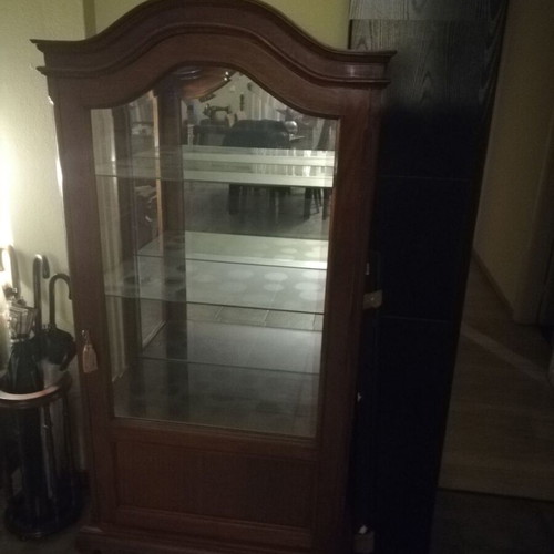 Display cabinet like new with three glass shelves and crystal glass set
