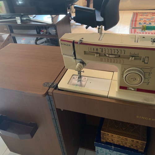 Two Singer sewing machines used, models 404 M13 and 8618 Electronic