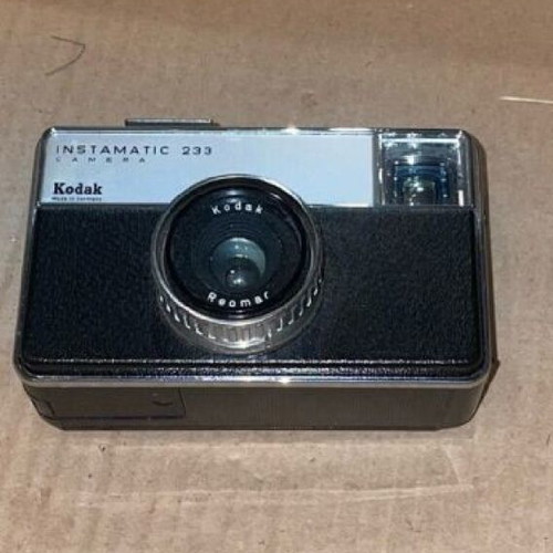 Kodak Instamatic 233 126 film camera like new with leather case