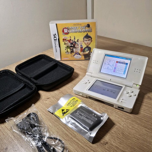 Nintendo DS Lite White like new with new battery and game