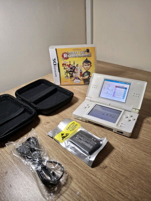 Nintendo DS Lite White like new with new battery and game