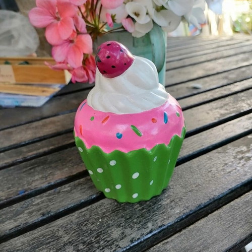 Cupcake coin bank like new with plastic stopper