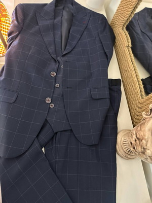 Italian suit DI-66 like new, size 48, blue