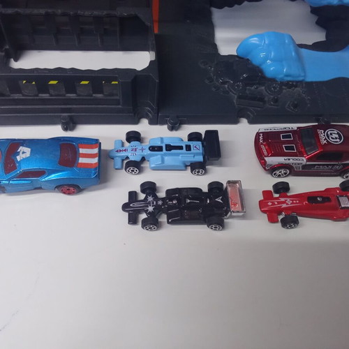 Hot Wheels City T-Rex Chomp Down racetrack HKX42 with 5 toy cars