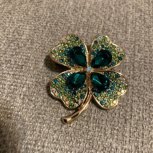 Clover pin emerald color like new, vintage