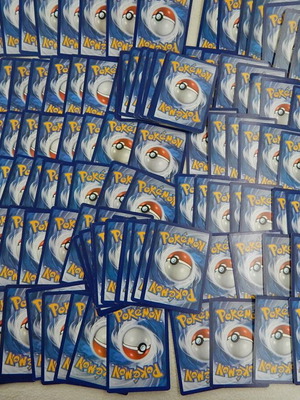 220 αυθεντικές κάρτες Pokemon