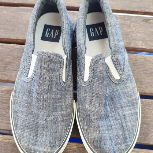 Gap children's casual slip-on sneakers blue size 32 used