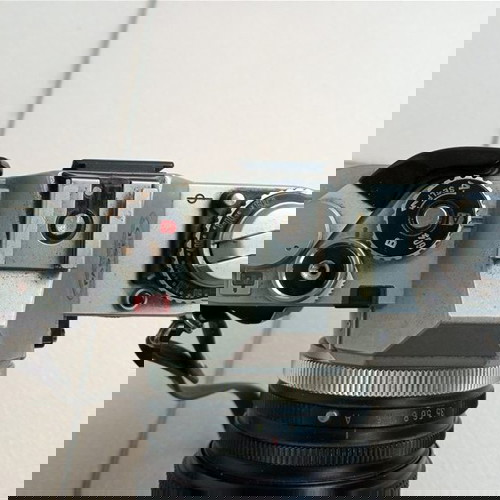 Αναλογική φωτογραφική μηχανή Canon AV-1 μεταχειρισμένη με φακό